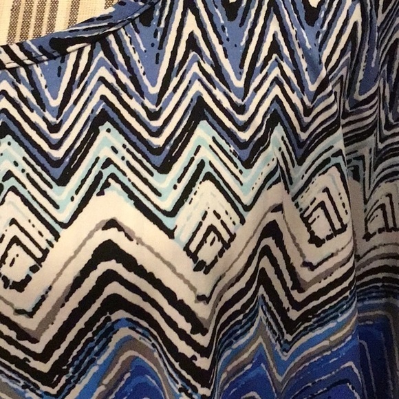 Notations Winged Sleeve Chevron Style Top Size 1X Blue Gray White - Picture 2 of 4